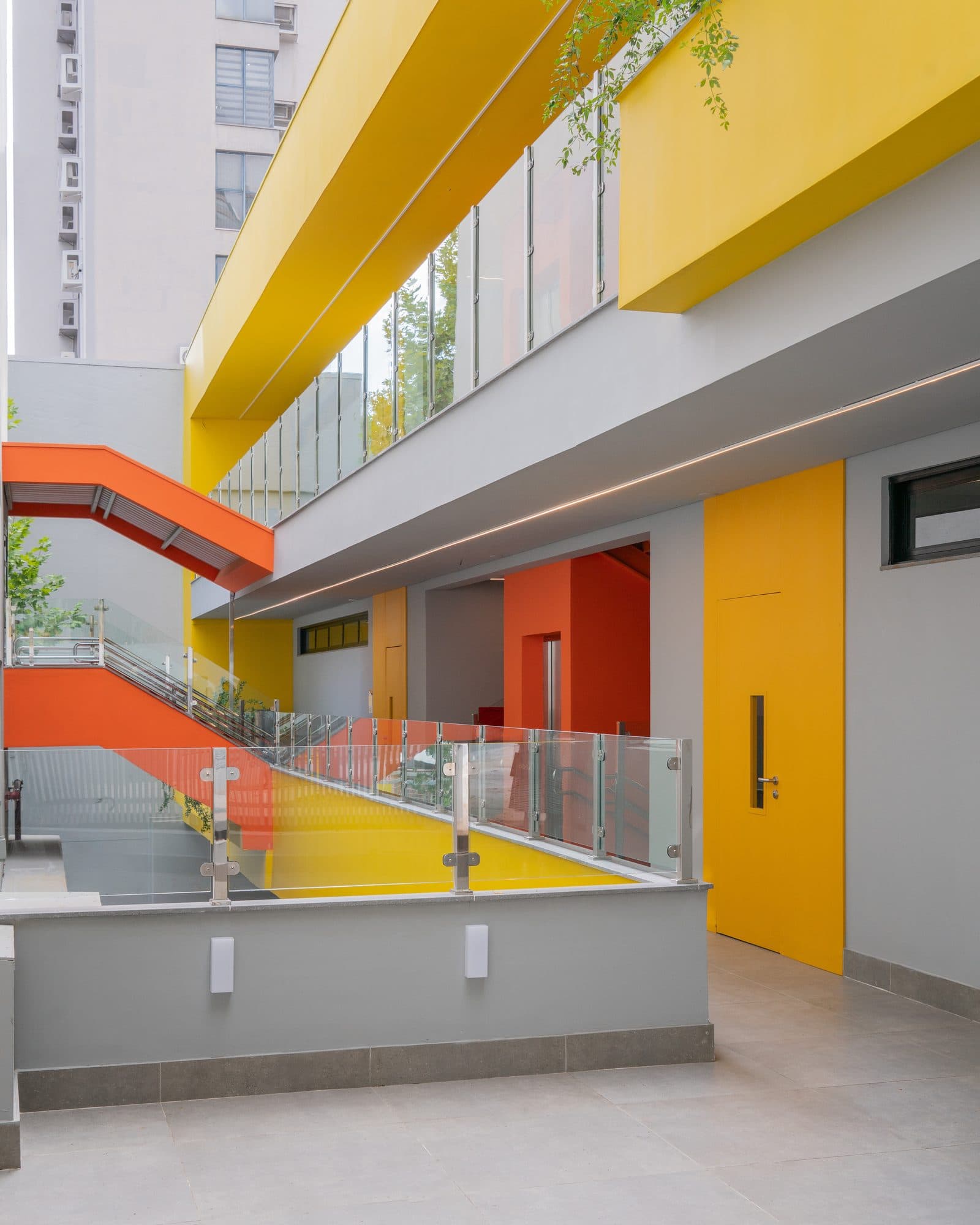 Fachada de escola com portas coloridas amarela e laranja
