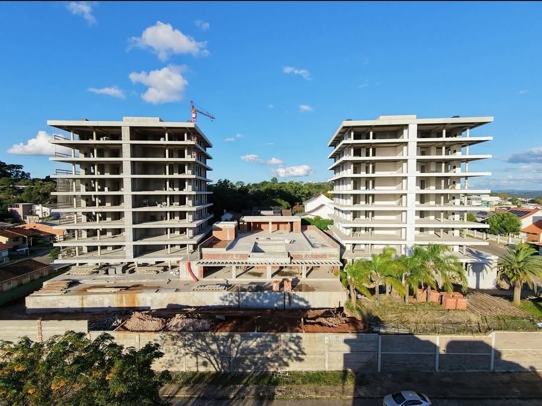 Vista frontal das duas torres do One Residence em construção