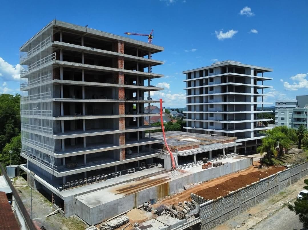Duas torres residenciais em estrutura de concreto, com grua, em obra em andamento
